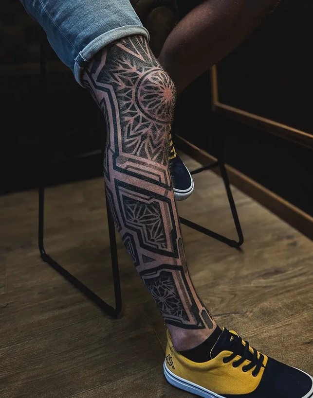 Jambe géométrique, dotwork