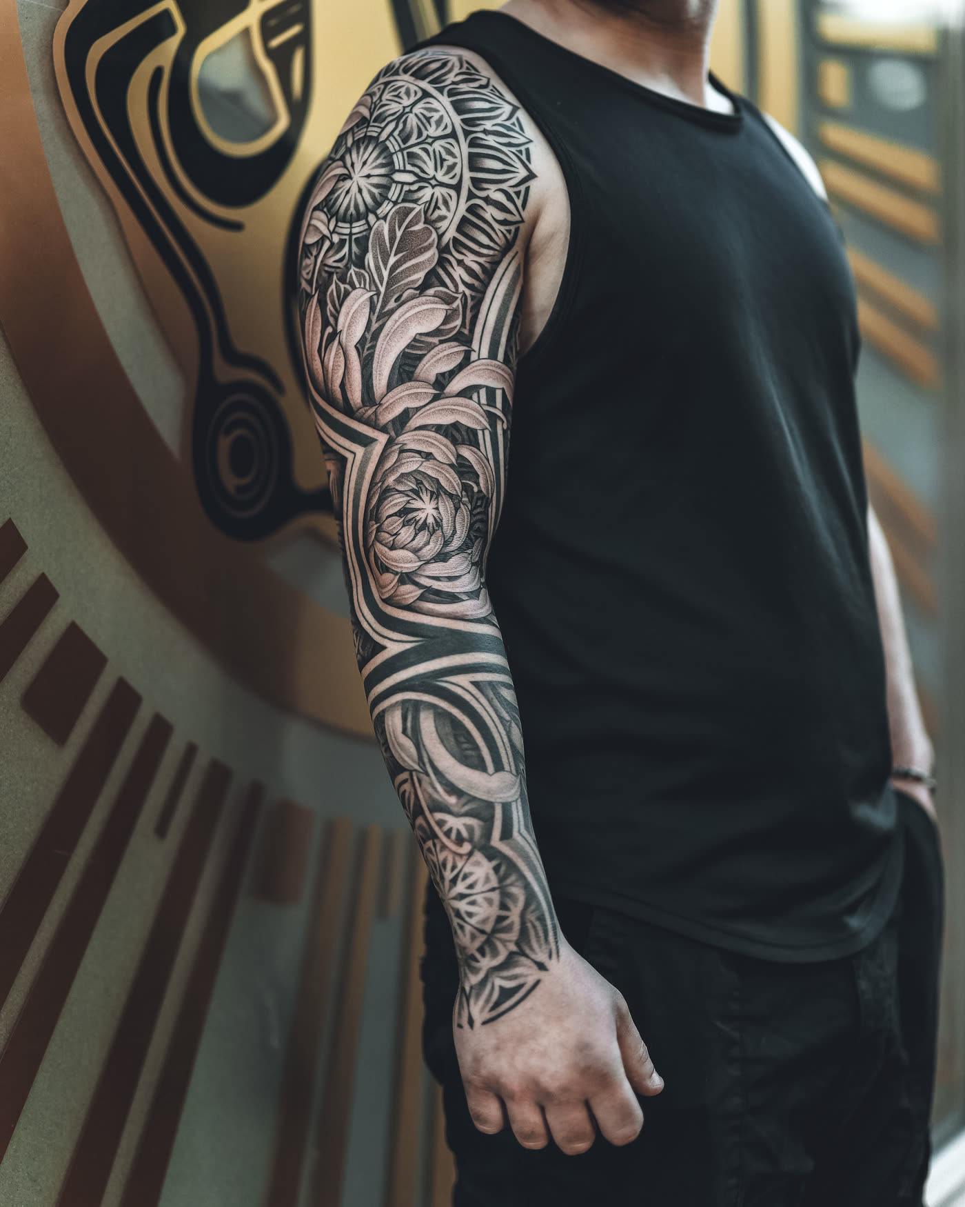 Manchette, lotus et dotwork