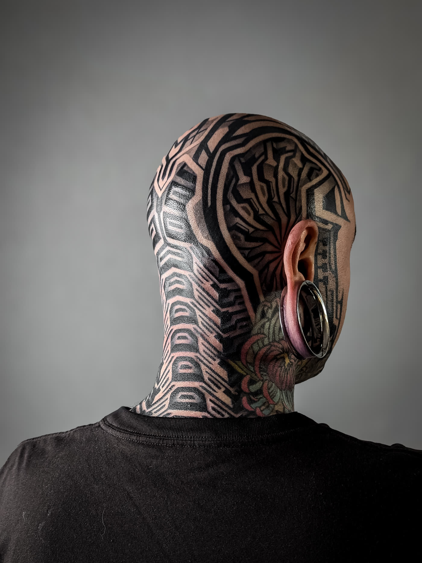 Crâne entièrement tatoué, motif ornemental