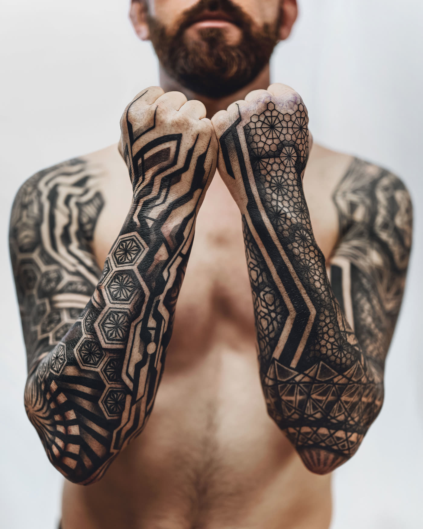 Deux avant-bras, hexagones et fleur de vie