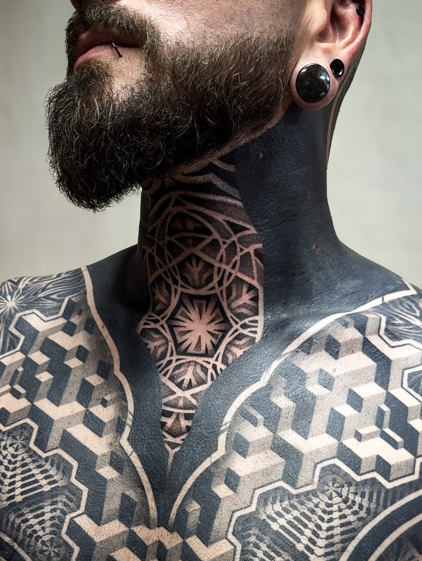 Cou et torse, blackwork géométrique