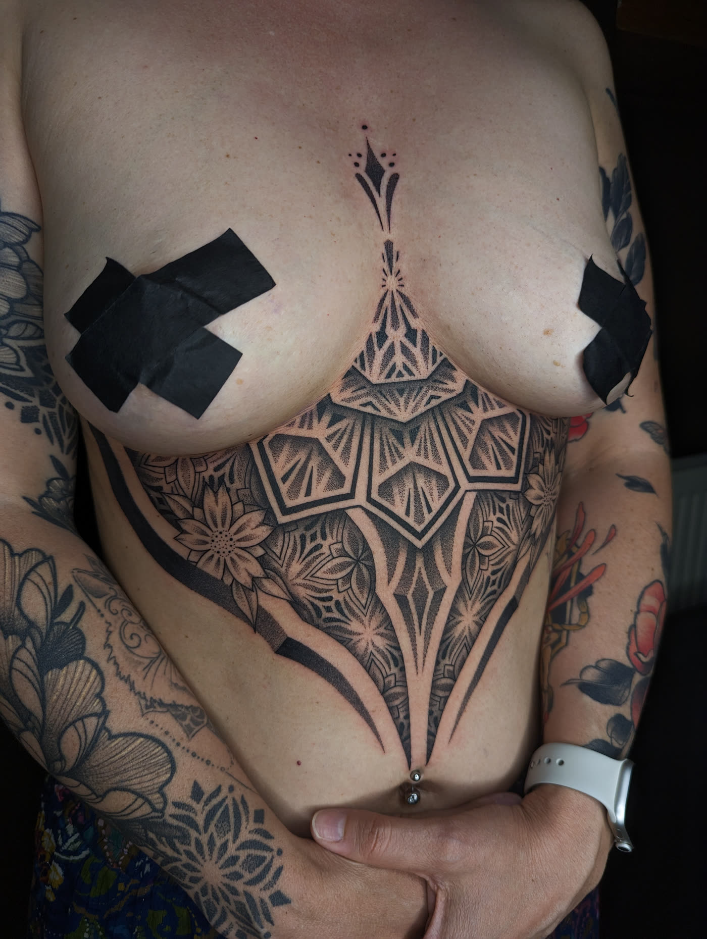 Sternum, mandala en dotwork